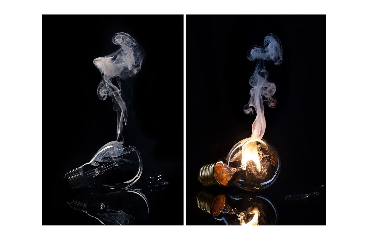 Themenfoto- rauchende Glühbirne in Farbe und Sxchwarzweiss